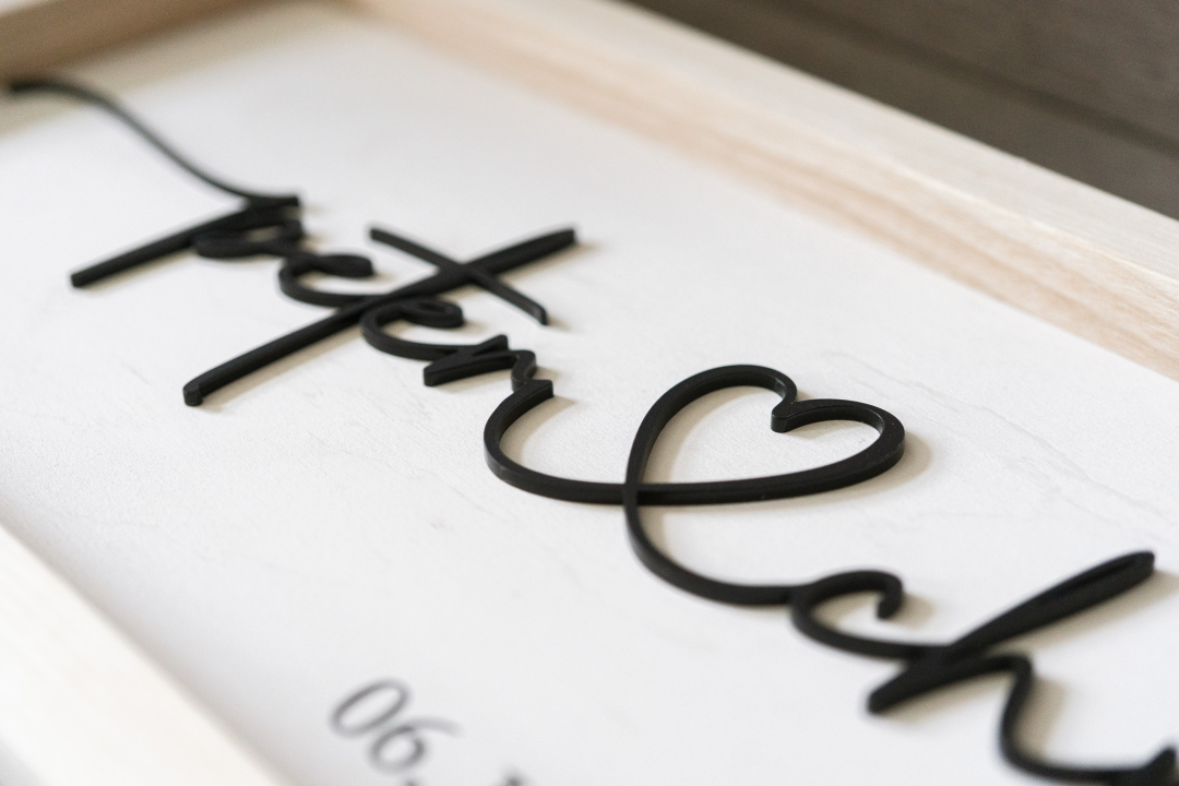 Preview: Brautpaar Holzschild mit 3D-Acryl-Schriftzug & Datum – personalisiertes Hochzeitsgeschenk aus Eschenholz